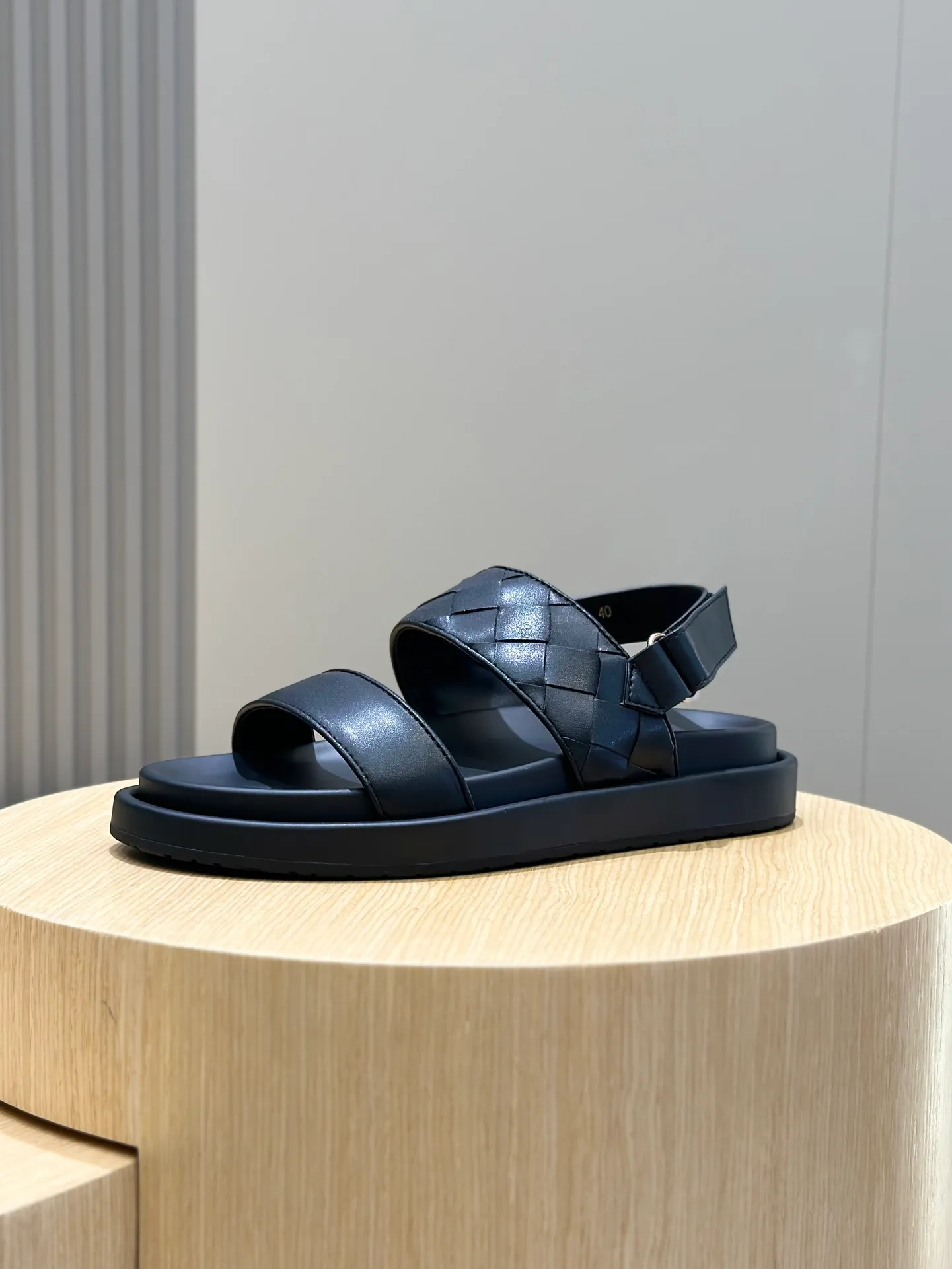 Factory price: 360💰BV hand-woven men's slippers and sandals - suitable for walking. It still emphasizes minimalism and practical wearability, but is full of vivid artistry. Super classic, luxurious and comfortable, imported cowhide + cowhide lining + lightweight outsole Size: 39-44 (customized at 38.45)